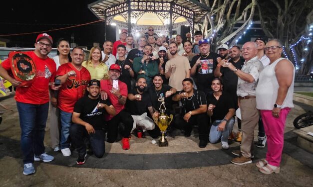 Los Mulos de Juncos reciben la sortija del campeonato nacional 2025