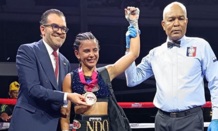 Boxeadora Humacaena triunfa en Panamá y mantiene su invicto