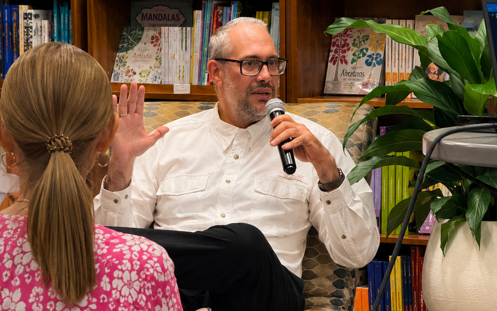 Exitoso lanzamiento del primer libro del reportero humacaeño Emilio Pérez